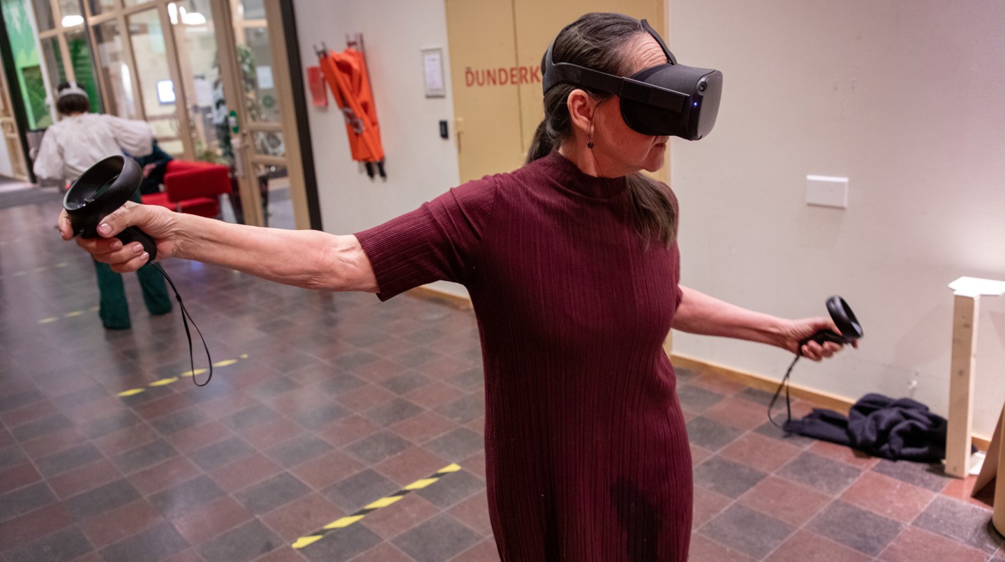 Cecilia Roos prövar VR 3.jpg